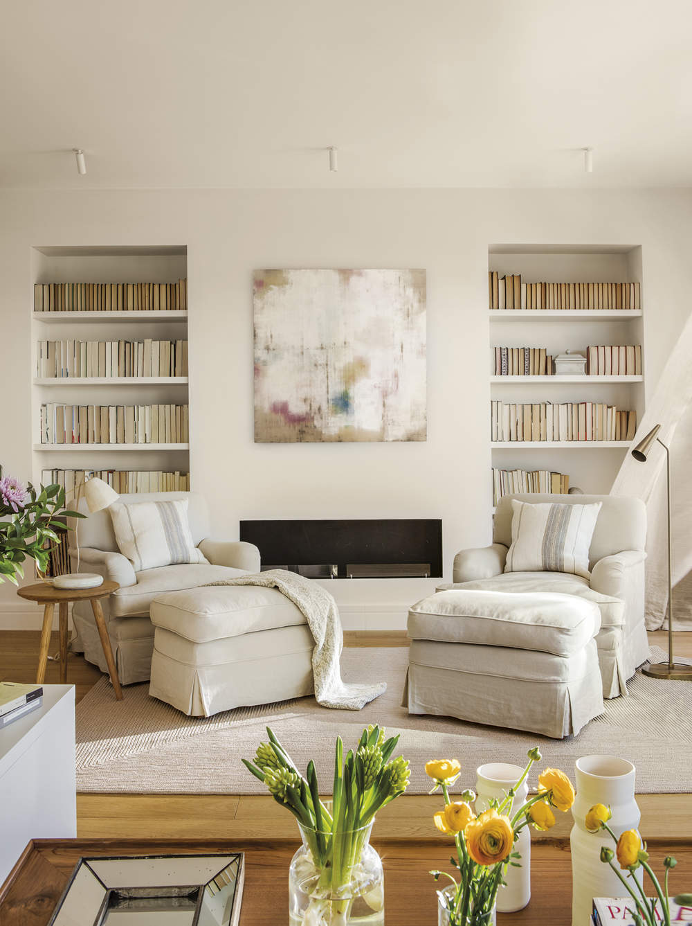 Salón con librería a medida y chimenea